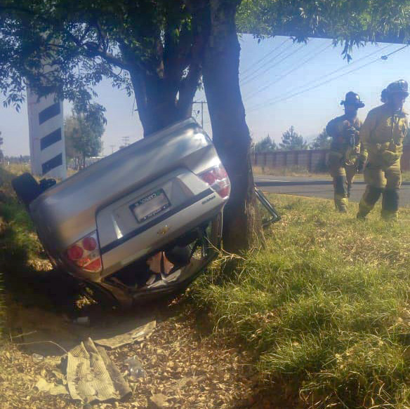 Un automovilista se vuelca en la carretera Pátzcuaro-Morelia