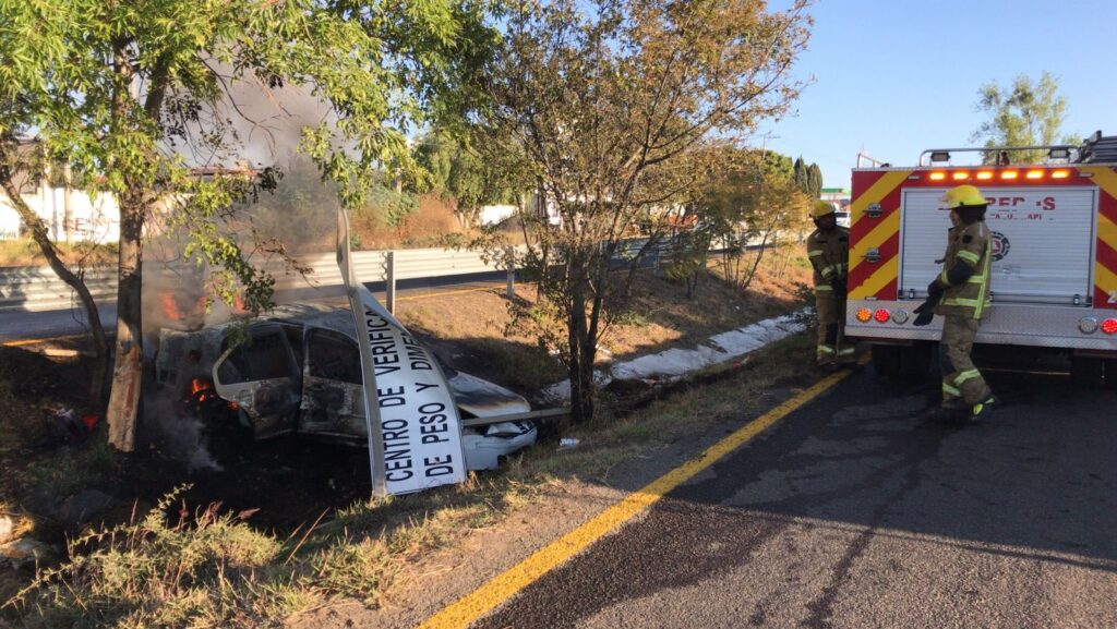 Bomberos llegaron al lugar sólo para terminar de apagar el fuego de la unidad que resultó con pérdidas casi totales.