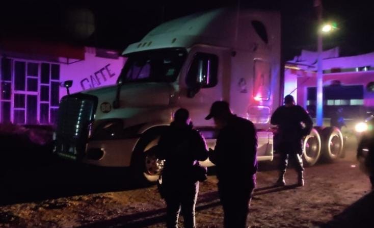 Aseguran tractocamión robado en la carretera Pátzcuaro-Morelia