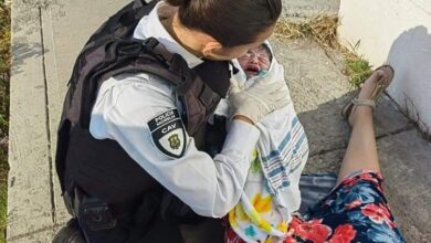 Policía de Morelia asiste a mujer en parto parto en la vía pública