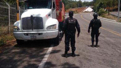 Policía asegura en Pátzcuaro vehículo robado con lujo de violencia y detiene a los sospechosos