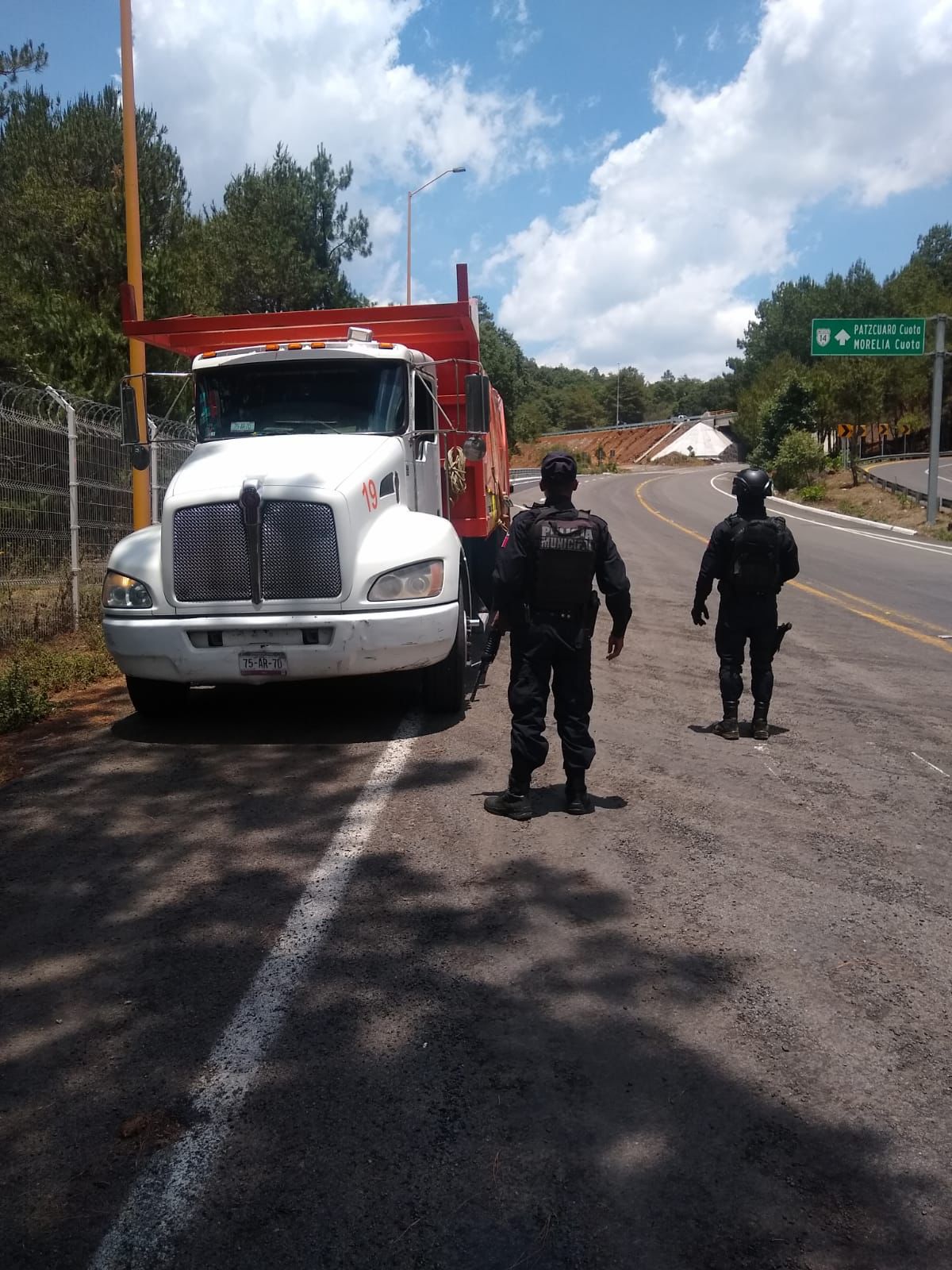 Policía asegura en Pátzcuaro vehículo robado con lujo de violencia y detiene a los sospechosos