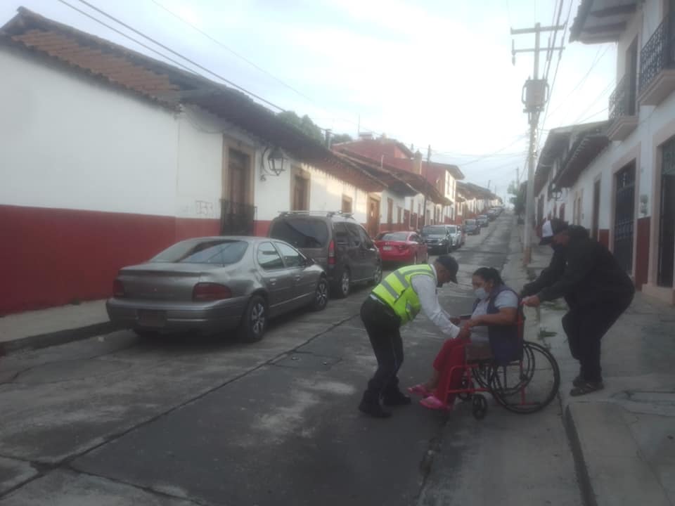 Un agente de tránsito se hizo viral en Pátzcuaro, luego de ayudar a varias personas a cruzar la calle
