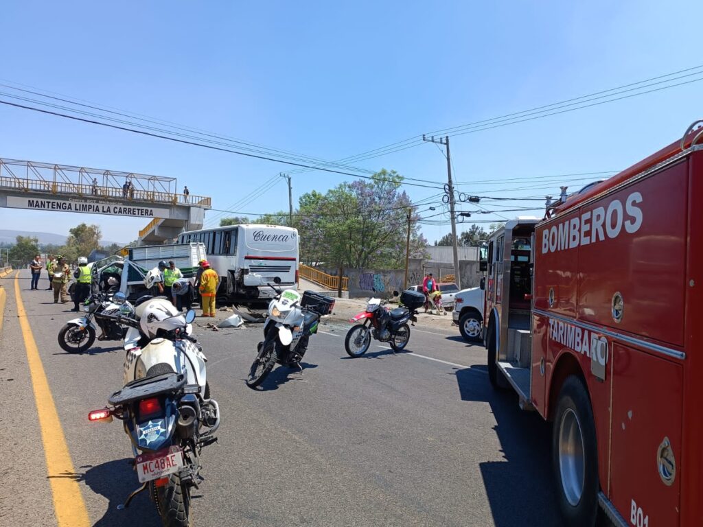 Caos vial en Tarímbaro tras accidente entre autobús y vehículos particulares