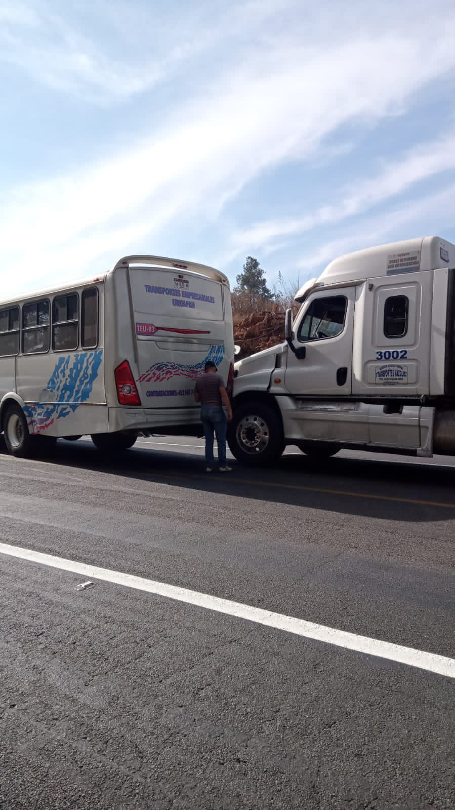 Accidente en autopista Pátzcuaro-Uruapan causa congestionamiento vehicular