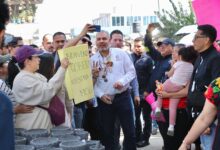 Entre muestras de apoyo y cariño reciben a Bedolla en la Feria del Molcajete