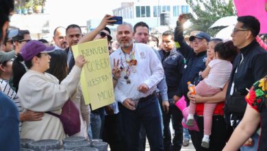 Entre muestras de apoyo y cariño reciben a Bedolla en la Feria del Molcajete