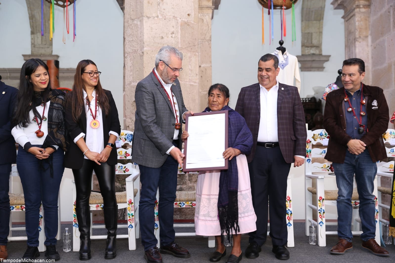 Encabeza Bedolla entrega de 6 marcas Certificación Artesanal