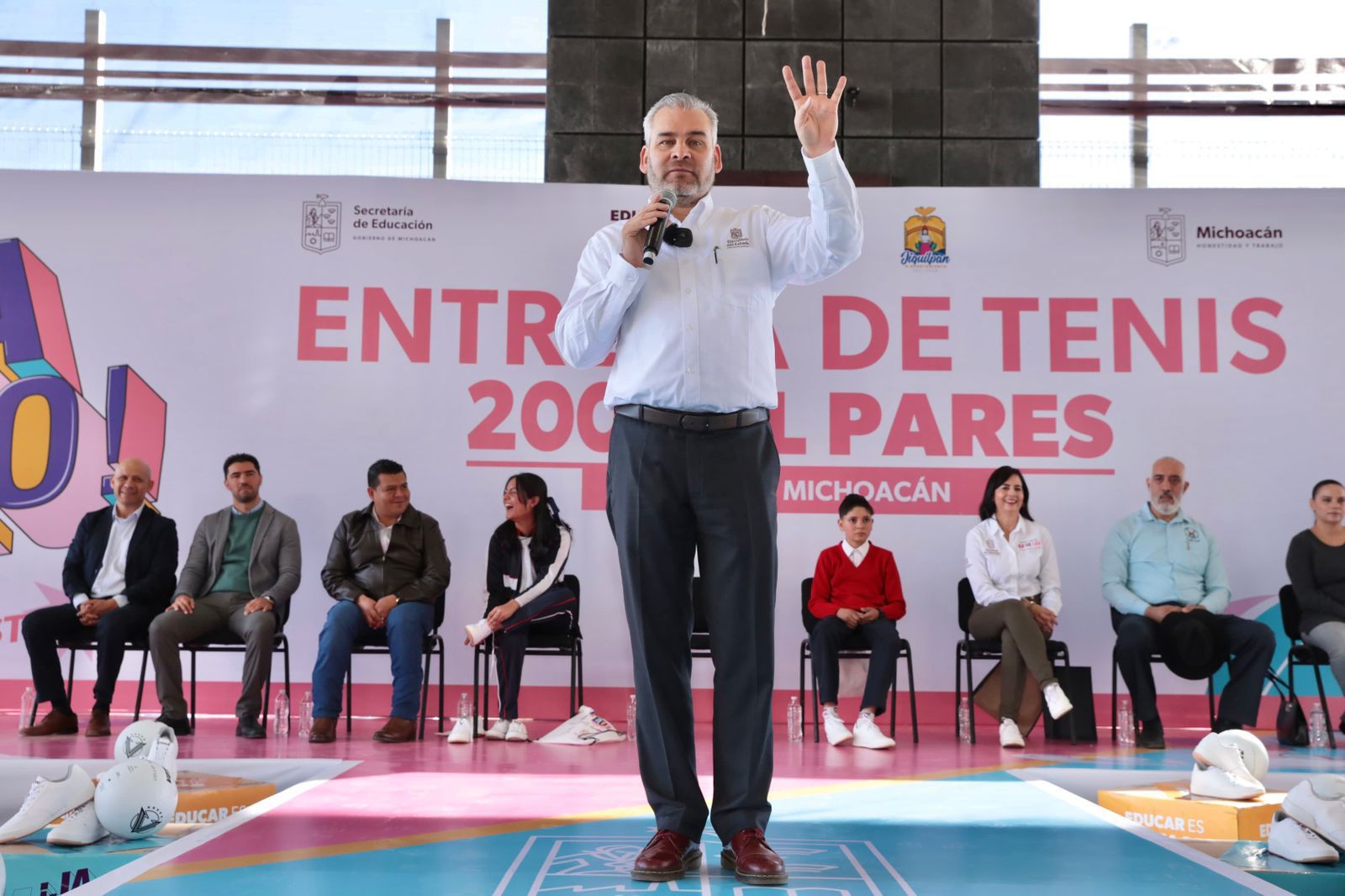 Para estudiantes de secundaria, 400 mil pares de tenis en el gobierno de Bedolla