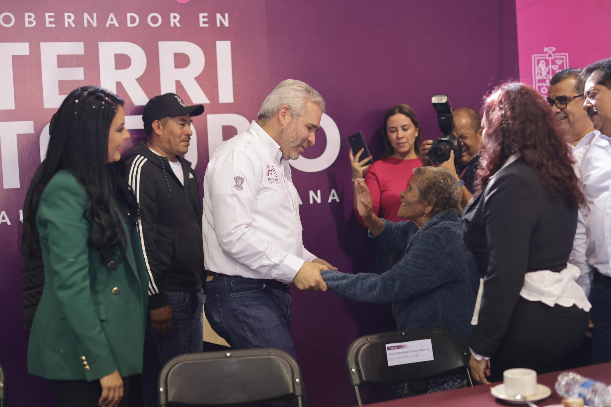 Bedolla realiza audiencia pública y entrega obra en Tingüindín