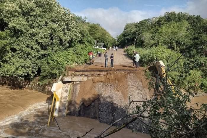Colapsa puente en Tiquicheo y afecta la circulación en Tierra Caliente