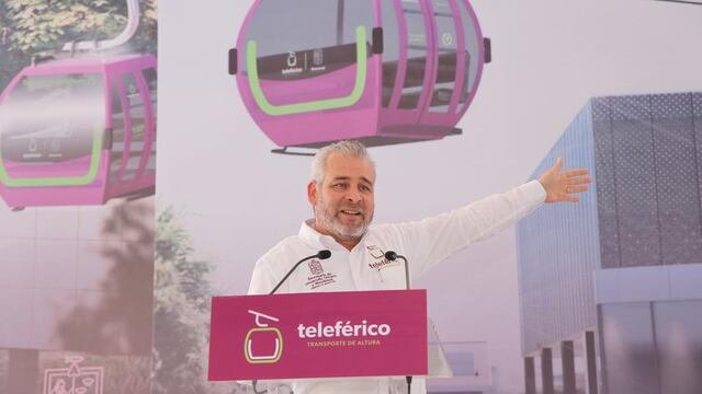 Alfredo Ramírez Bedolla durante el anuncio del teleférico de Uruapan