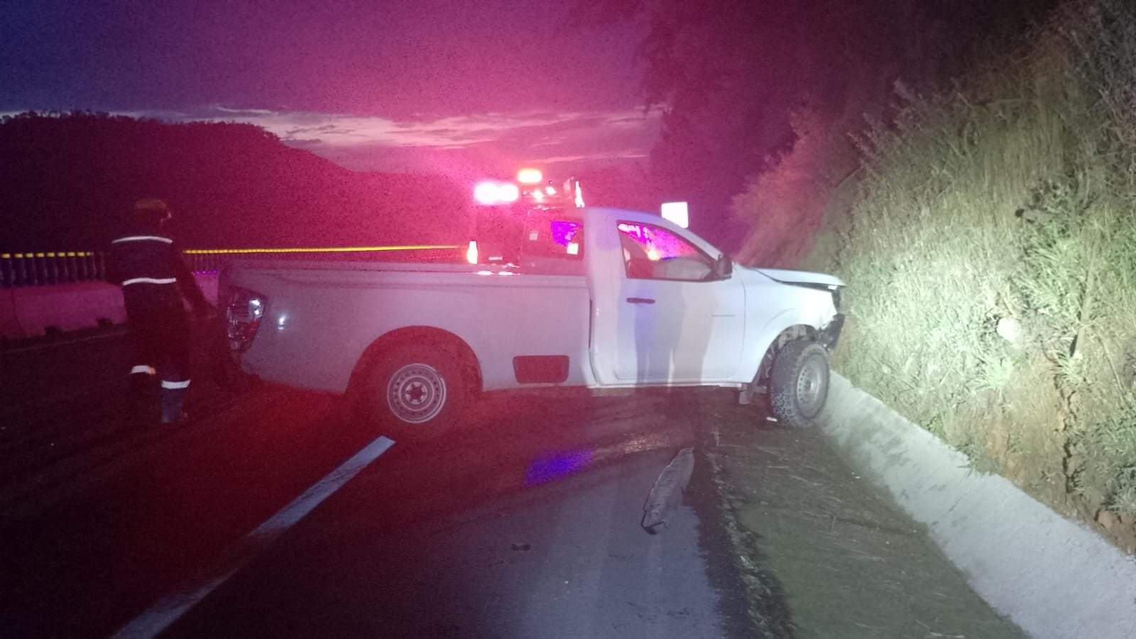 Choque contra muro afecta tránsito en tramo Pátzcuaro–Uruapan