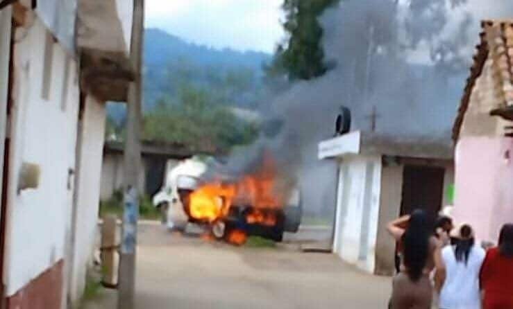 Bloqueos e incendios en Erongarícuaro y Pátzcuaro tras irrupción de hombres armados en varias camionetas