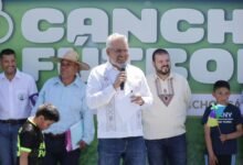 Inaugura Bedolla cancha de futbol 7 en Charapan, Michoacán