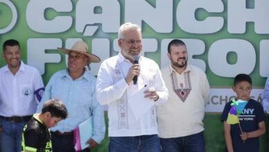 Inaugura Bedolla cancha de futbol 7 en Charapan, Michoacán