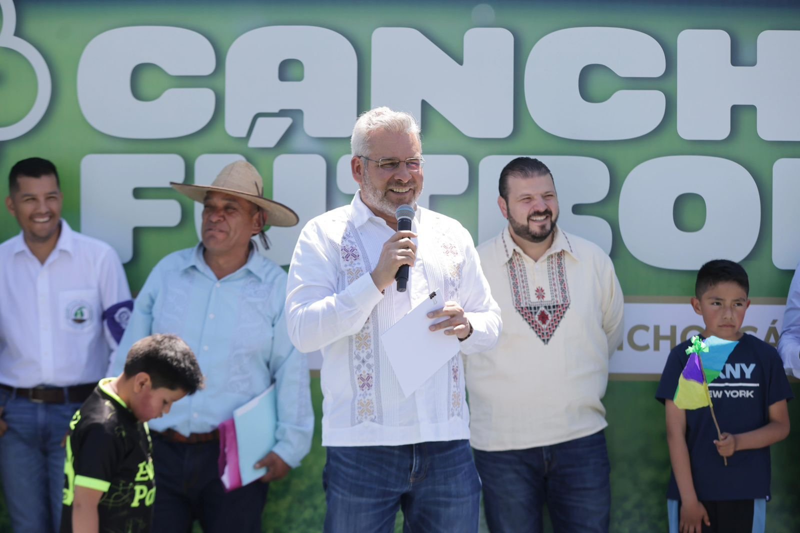 Inaugura Bedolla cancha de futbol 7 en Charapan, Michoacán