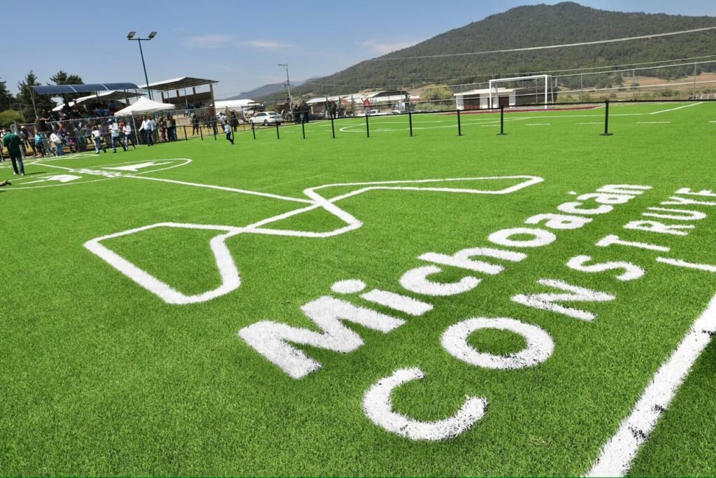 Inaugura Bedolla cancha de futbol 7 en Charapan, Michoacán