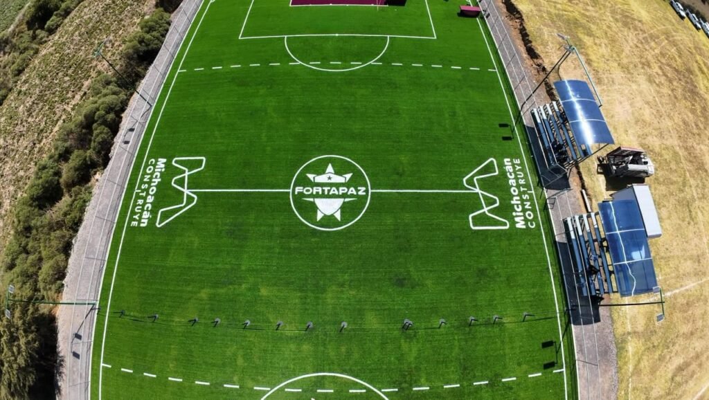 Inaugura Bedolla cancha de futbol 7 en Charapan, Michoacán