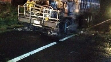 Incendian camión torton en la carretera Pátzcuaro–Opopeo tras hechos violentos en la región