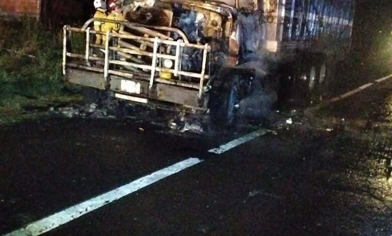 Incendian camión torton en la carretera Pátzcuaro–Opopeo tras hechos violentos en la región